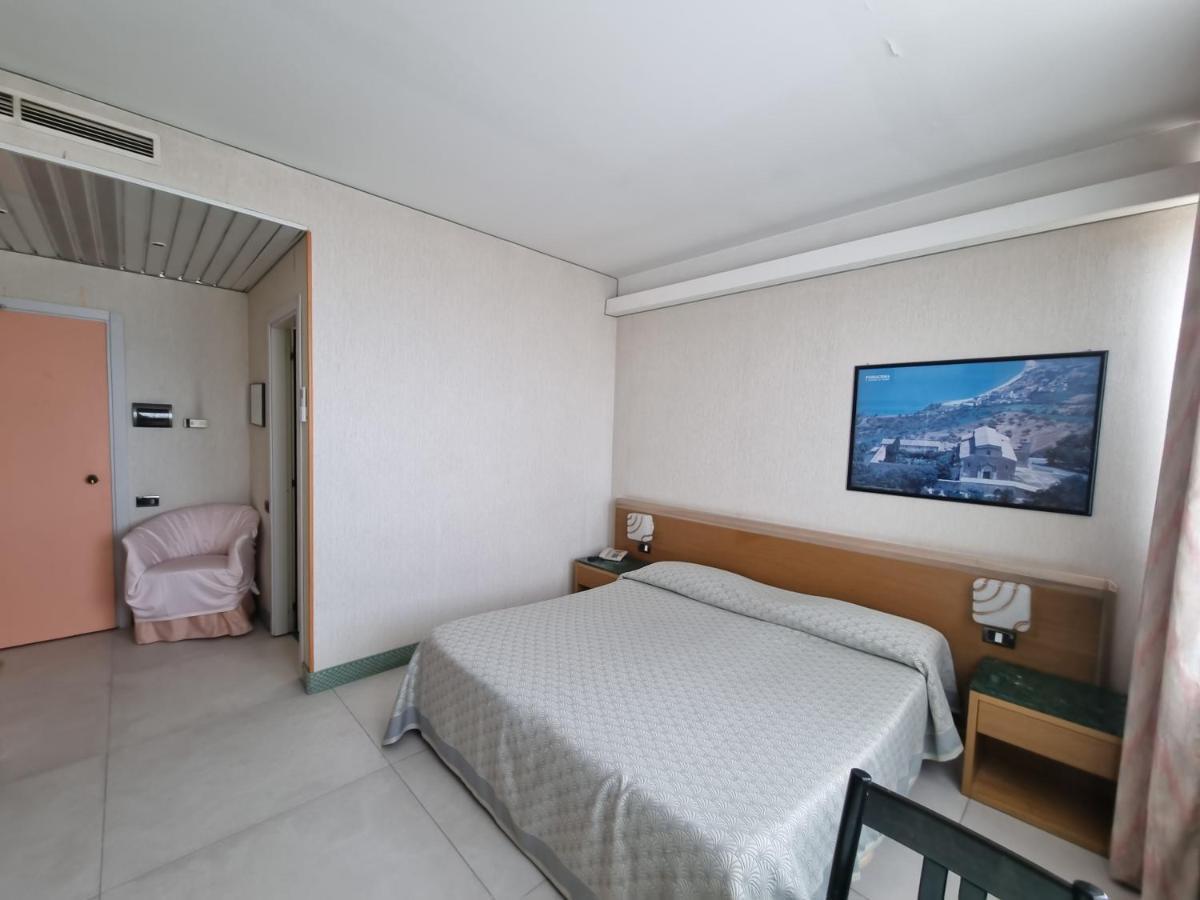 Hotel Thema Рока Сан Джовани Екстериор снимка