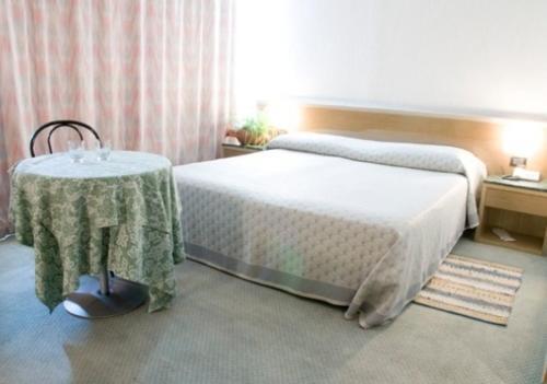 Hotel Thema Рока Сан Джовани Екстериор снимка