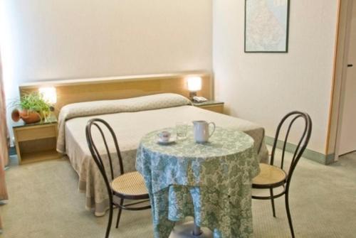 Hotel Thema Рока Сан Джовани Екстериор снимка