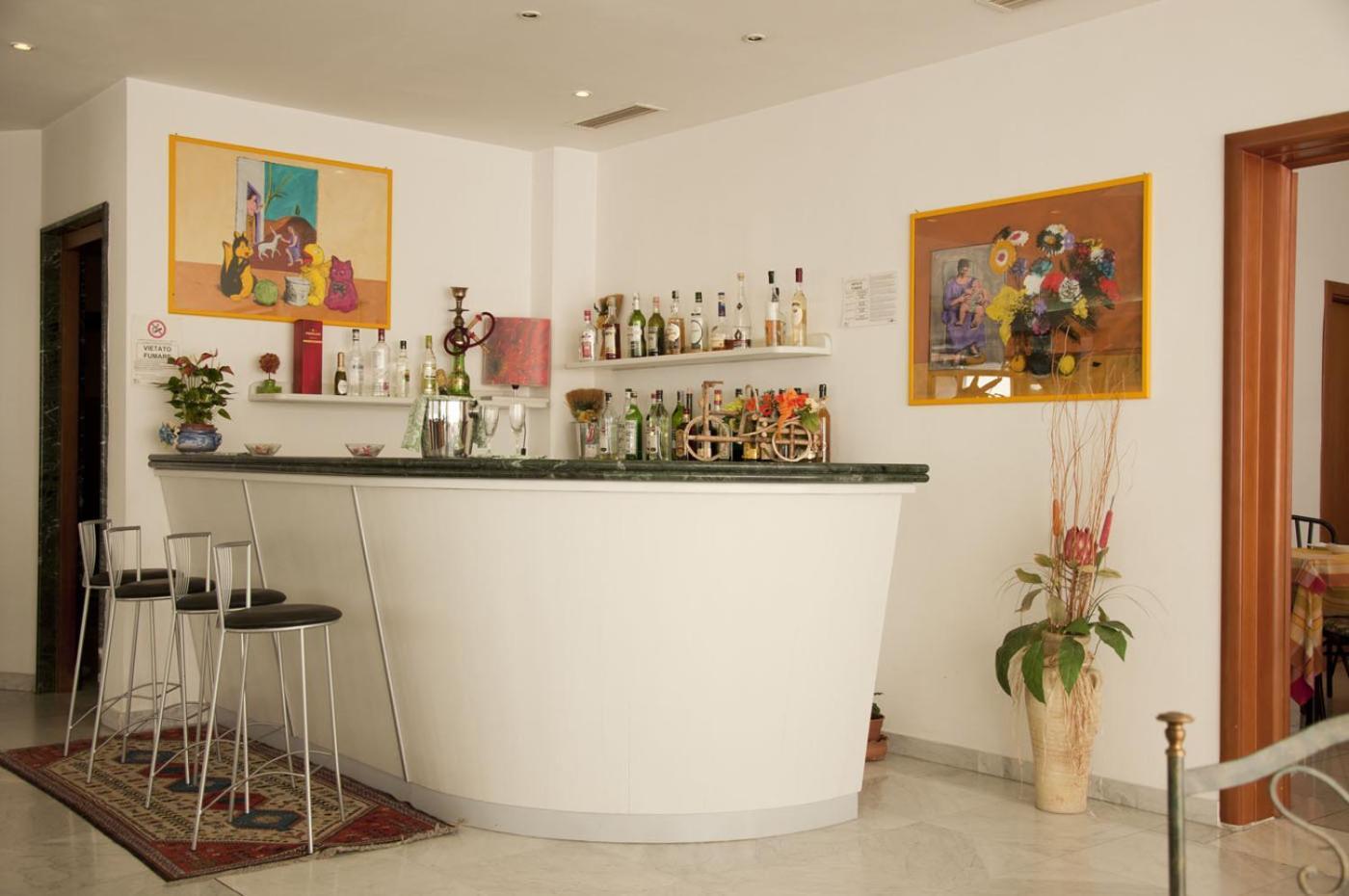 Hotel Thema Рока Сан Джовани Екстериор снимка