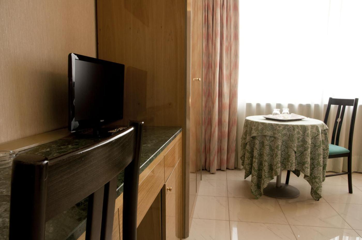 Hotel Thema Рока Сан Джовани Екстериор снимка